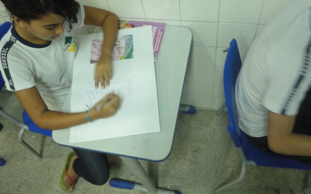 Alunos da Escola Johnson participando do projeto De Olho na Gramática