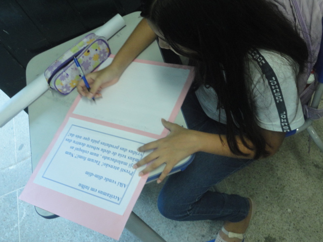 Alunos da Escola Johnson participando do projeto De Olho na Gramática