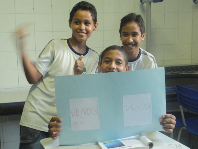 Alunos da Escola Johnson participando do projeto De Olho na Gramática